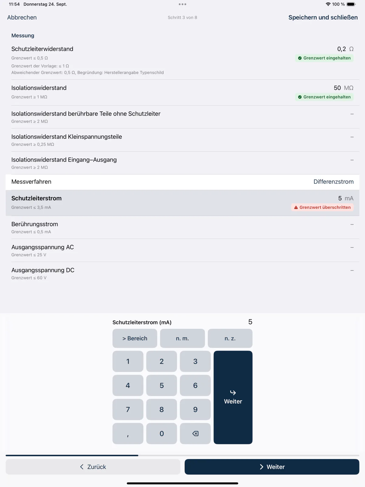 Messliste der App auf dem iPad: Schutzleiterwiderstand und Isolationswiderstand grün als eingehalten markiert, Schutzleiterstrom rot als überschritten, darunter der Ziffernblock mit dem Feld Schutzleiterstrom