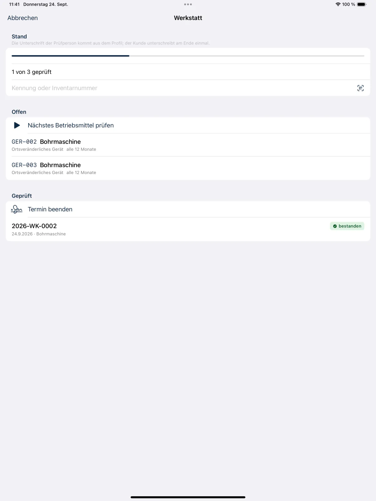 Sammel-Termin in der App auf dem iPad: Liste der Geräte eines Objekts, eines von drei geprüft, Fortschrittsanzeige und Schaltfläche „Termin beenden“ mit Unterschrift