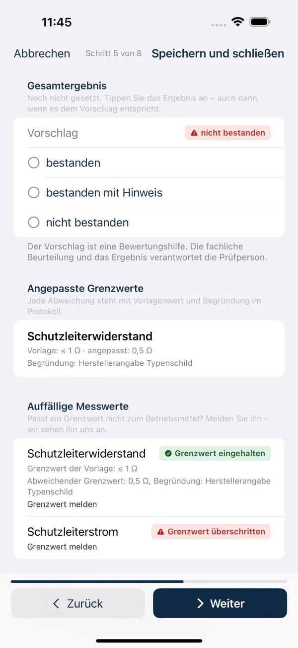Ergebnis-Schritt der App auf dem iPhone: Vorschlag „nicht bestanden“, drei Auswahlfelder für das Gesamtergebnis, darunter der angepasste Grenzwert für den Schutzleiterwiderstand mit Begründung und die auffälligen Messwerte